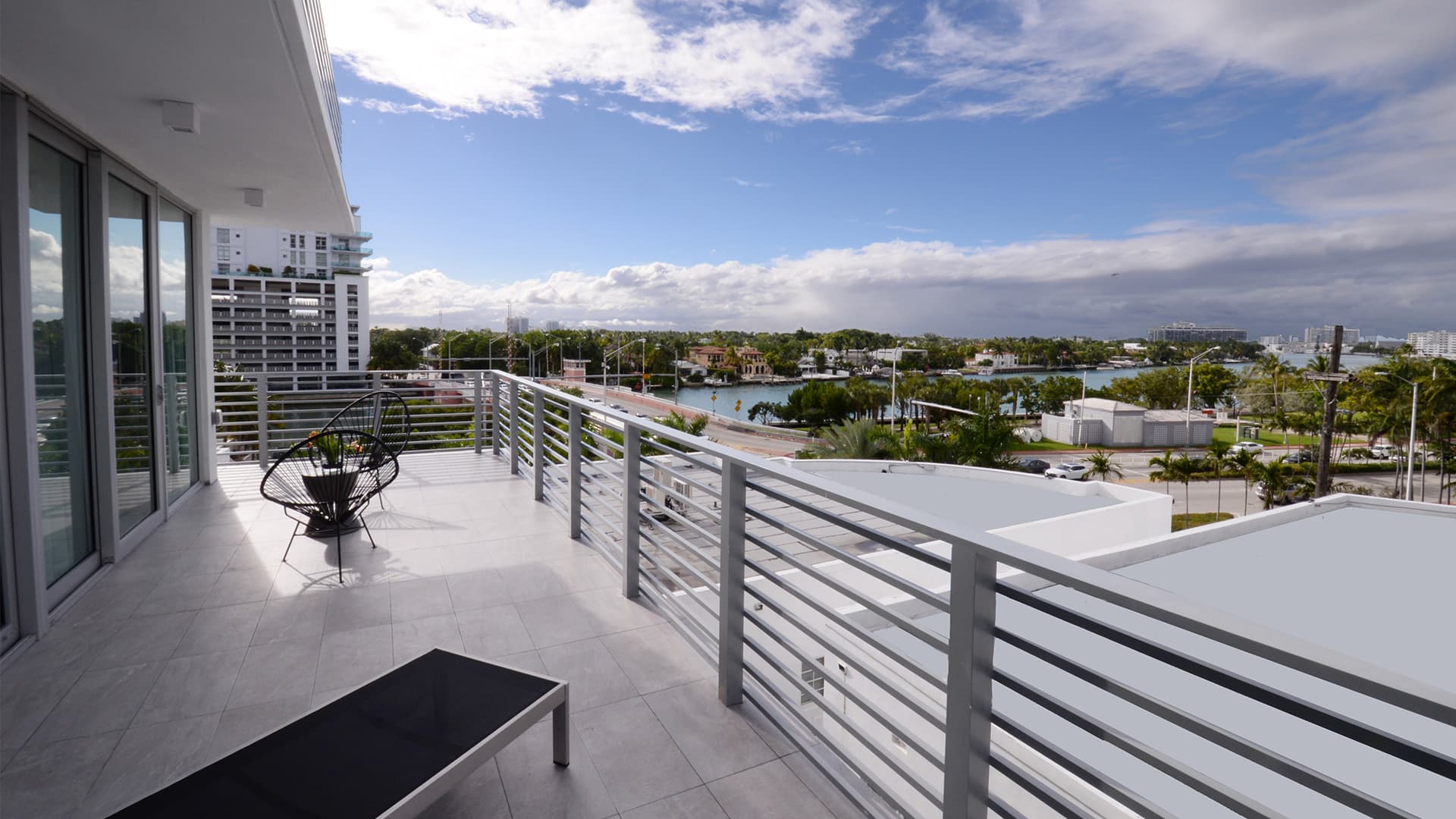 Bayside corner studio with spacious terrace-5