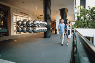 Couple with Artwork - Shops - Bal Harbour (1)